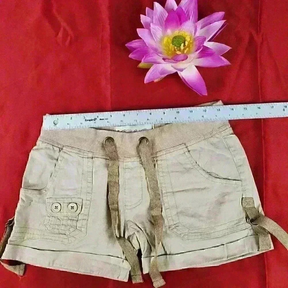 Authentic Petite Women Shorts Size 4P Beig… - Picture 8 of 8